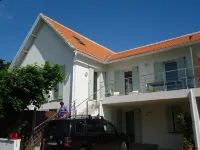 apartment T 4 on the 1st floor. exterior staircase. 1 car parking