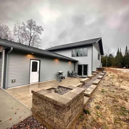 Gracie- A spacious house near Swan Lake!