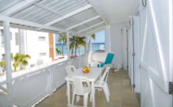 Porcelaine: Stylish apartment with seaview from its balcony