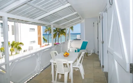 Porcelaine: Stylish apartment with seaview from its balcony