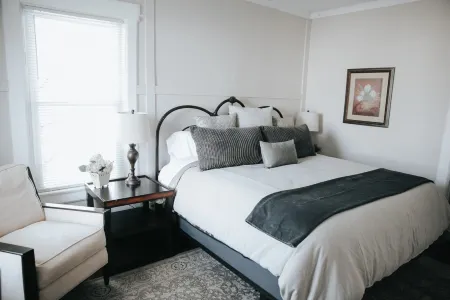 Beautiful remodeled historic Drake Univ home minutes from downtown and all metro Отели рядом с достопримечательностью «Hoyt Sherman Place»