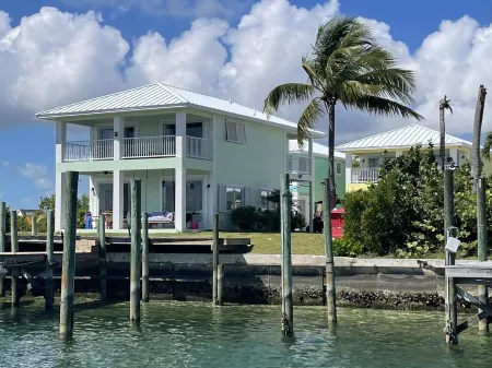 3 BR sleeps 10 WATER FRONT w BOAT SLIP + FABULOUS POOL