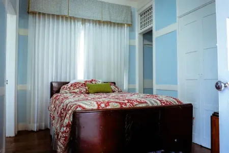 Cheerful 3-bedroom villa with on premises parking