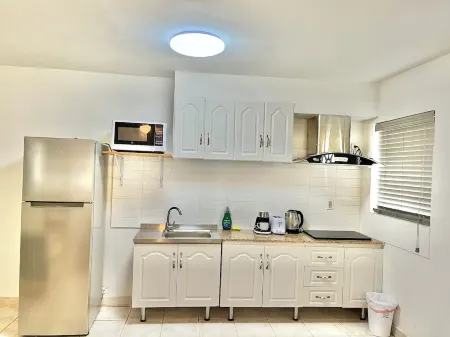 Lovely Apartment with King Size Bed in Venetian Road Отели в г. Венешиан Роуд Сетлемент