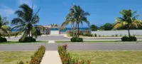 Stacey's HideawayCozy, comfy beach home-30 minutes from MBJ Airport
