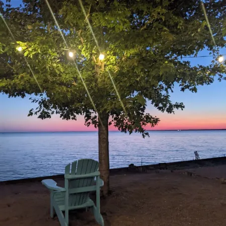 CJs Lakehouse is 1km to Point Pelee. Huge yard, firepit, pets welcome!