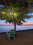 CJs Lakehouse is 1km to Point Pelee. Huge yard, firepit, pets welcome!