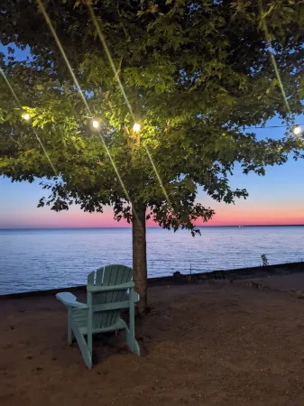 CJs Lakehouse is 1km to Point Pelee. Huge yard, firepit, pets welcome! Отели в г. Лимингтон