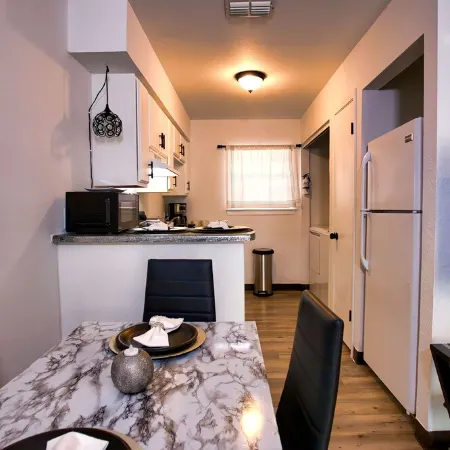 Chic & Cozy 2 bedroom/1 bathroom - RATED BEST