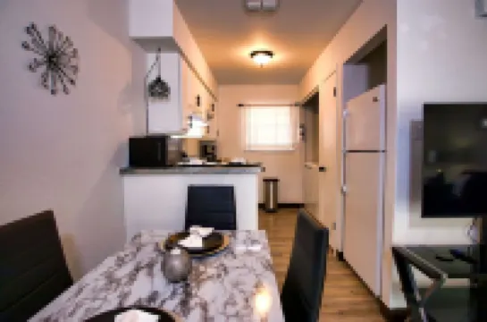 Chic & Cozy 2 bedroom/1 bathroom - RATED BEST