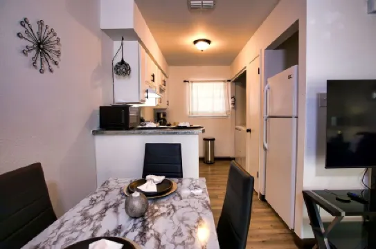 Chic & Cozy 2 bedroom/1 bathroom - RATED BEST