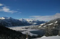Cozy hut in a quiet location with a view of the mountains and close to the lake