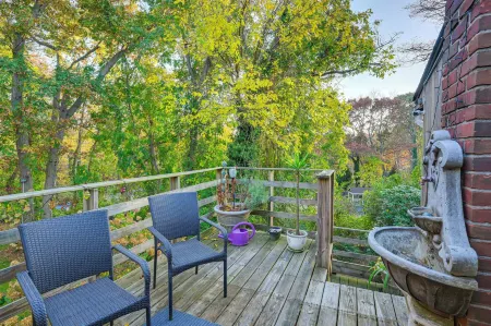Cozy DIX Hills Apt w/ Deck ~ 7 Mi to Beach! Отели в г. Дикс Хилс