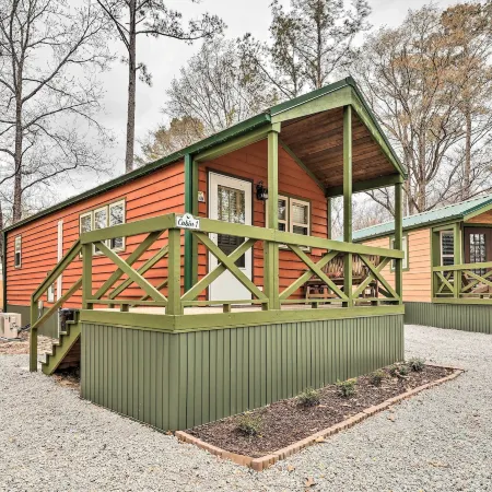 Charming New Bern Log Cabin - Pets Welcome!