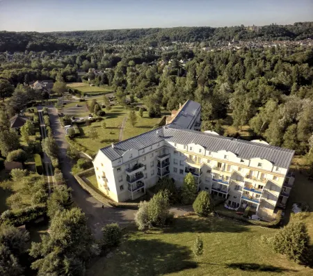 Residence Hotel les Ducs de Chevreuse Отели рядом с достопримечательностью «Parc de l'abbaye des Vaux de Cernay»