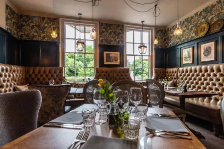 Greyhound Hotel Отели в г. Саттон