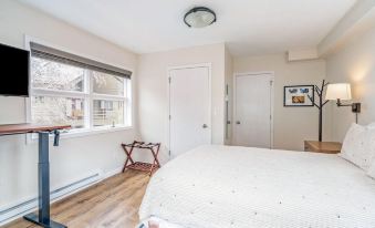 Cloud Nine! Near Chair 7, Top Floor on River + Hot Tub 1 Bedroom Condo by RedAwning