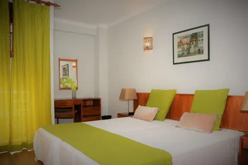 Apartamentos Turisticos Lindomar Hotels in Pêra