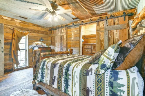 1/2-mi to Lake: Cabin on 43 Acres in Shell Knob! - Homestays