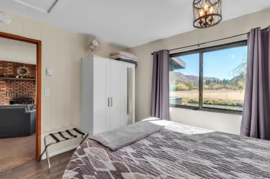 Cozy Cabin Retreat With Scenic Views 2 Bedroom Cabin