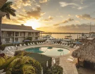 Cove Inn on Naples Bay - pantai