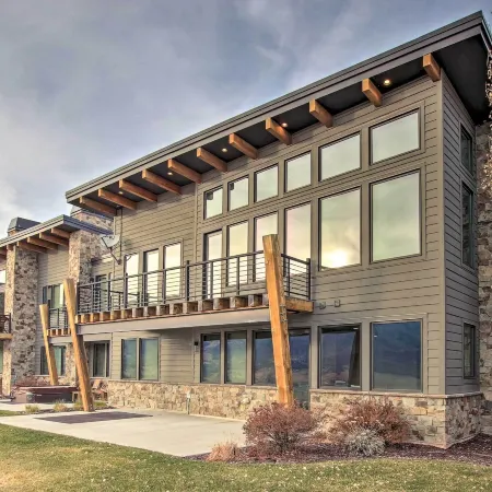Modern Townhome w/ Mtn Views < 7 Mi to Ski Resorts