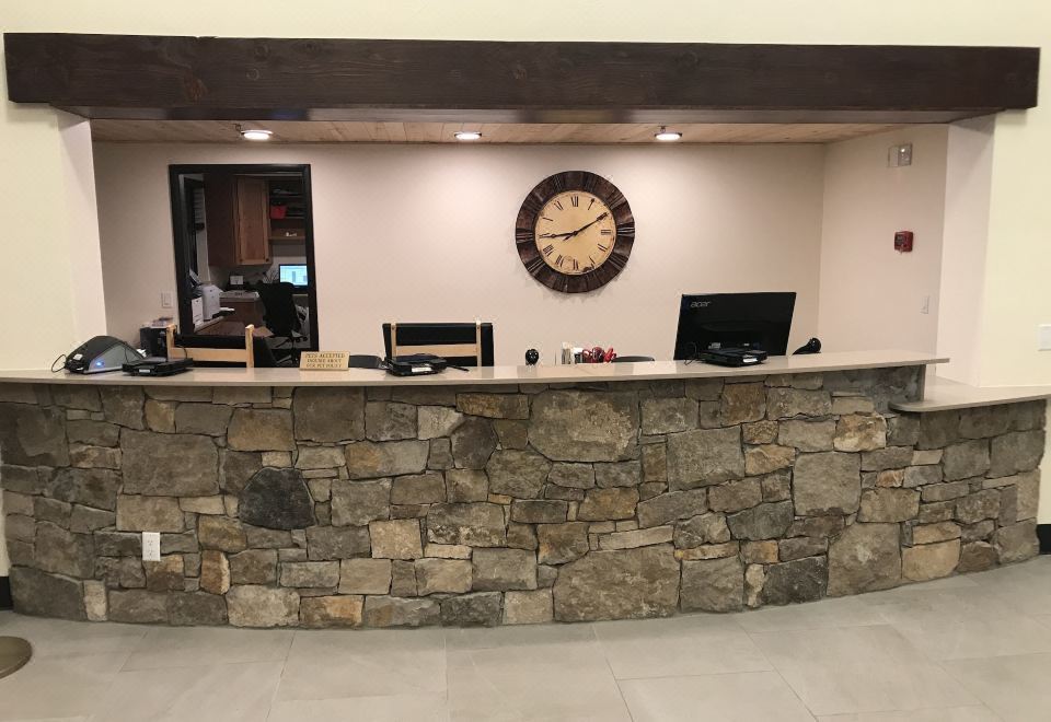 3. 레드 페더 로지..