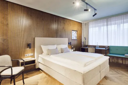 Art Hotel Tucholsky Отели рядом со станцией Bochum Central Railway Station