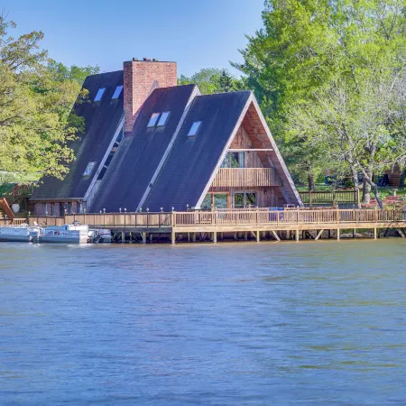 Cozy Columbia Cabin w/ Shared Lake Dock!