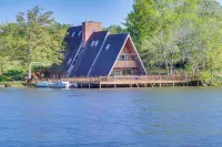 Cozy Columbia Cabin w/ Shared Lake Dock! - Pet friendly