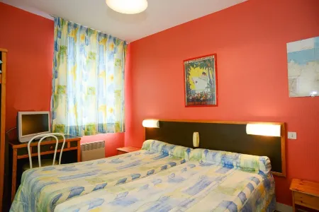 Logis Hôtel et Restaurant la Tour Brette Отели в г. Вергонсе