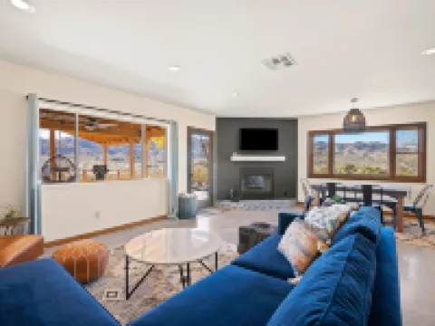 Dreamspace - Hot Tub, Fire Pit, 5 Min. to Park 2 Bedroom Home by RedAwning 約書亞樹村酒店