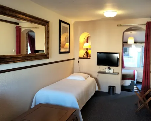 Logis Hotel Restaurant la Régence โรงแรมในแชร์บูร์ก