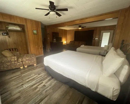 Jis12 - Budget Friendly Queen Studio with Full Kitchen, Two Queen Beds and Sleeper Sofa Hotels in Montgomery County