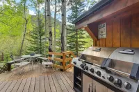 Cabin on Clear Creek A Hobbits Retreat! - parking