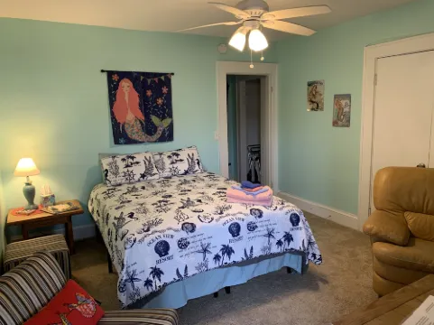 Cozy Suite - Pet Friendly, Beach Side 1 Bedroom Apts by RedAwning