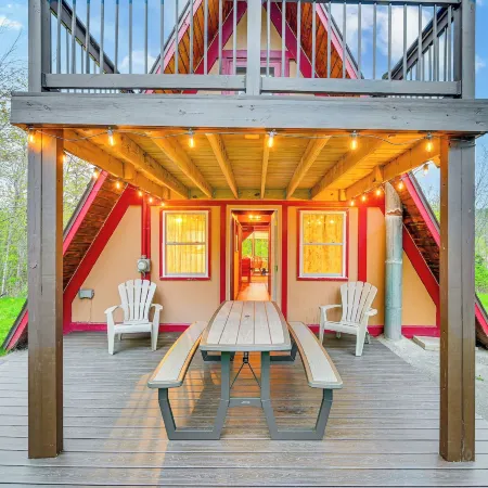 Charming Hunter A-Frame: Walk to Ski Lift!
