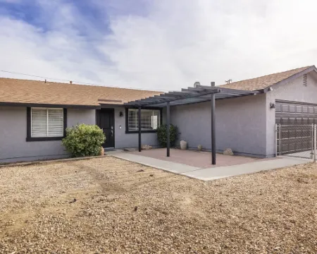 Live Centered W/ Hot Tub, Fire Pit in Joshua Tree 2 Bedroom Home by RedAwning 約書亞樹村酒店