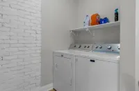 Modern Cozy Entire Townhome 3 Bedrooms 2 Parking