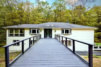 The Harlow House Hotel di Clinton