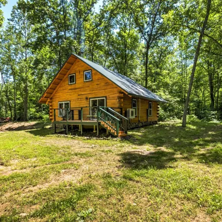 Lyndhurst Cabin on Farm w/ Pond & Stocked Stream!