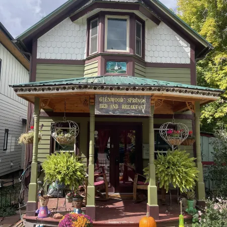 Downtown BnB King Bed Clawfoot Tub & Hot Tub