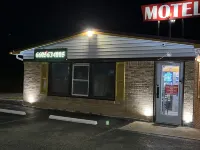 Laci's Country Inn - parking