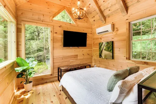 Luxury Creekside Cabin w/ Hot Tub, Near Helen! - 3-Star