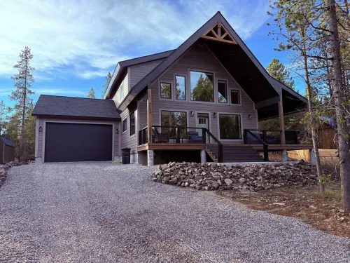 Newly built Porchside Forest Getaway 4-bedroom 3-bath cabin WiFi, AC.