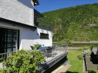 Vacation apartment HAUS KORJÄSSER, Moselle view and sun terrace Hotels in Löf