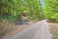 Bright Davis Escape w/ Screened-in Porch! - Homestays