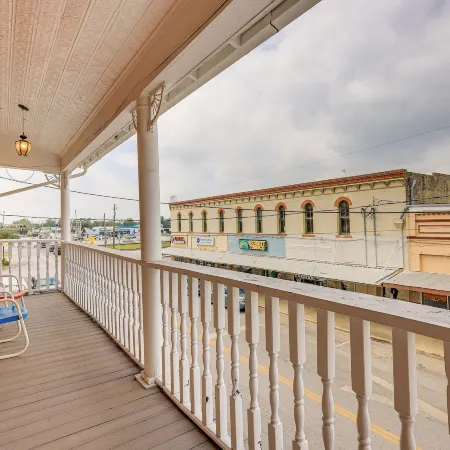 'The Loft' - Historic Dtwn Hondo Apt w/ Balcony