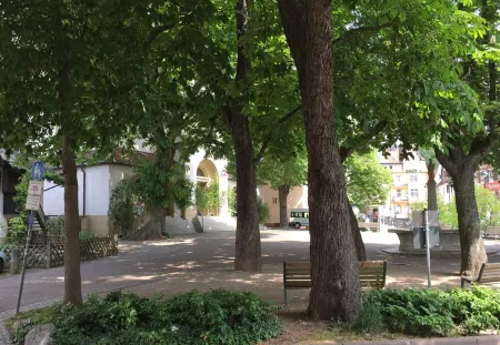 Romantic, listed holiday apartment in Freiburg-Herdern on the church square Отели рядом с достопримечательностью «Фрайбургская Высшая школа музыки»