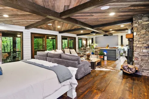 Modern, Luxurious Cabin for Two located on a Cascading Waterfall - WIFI